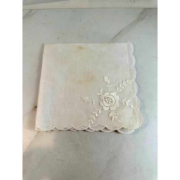 4 Vintage Embroidered white handkerchiefs - Picture 3 of 5